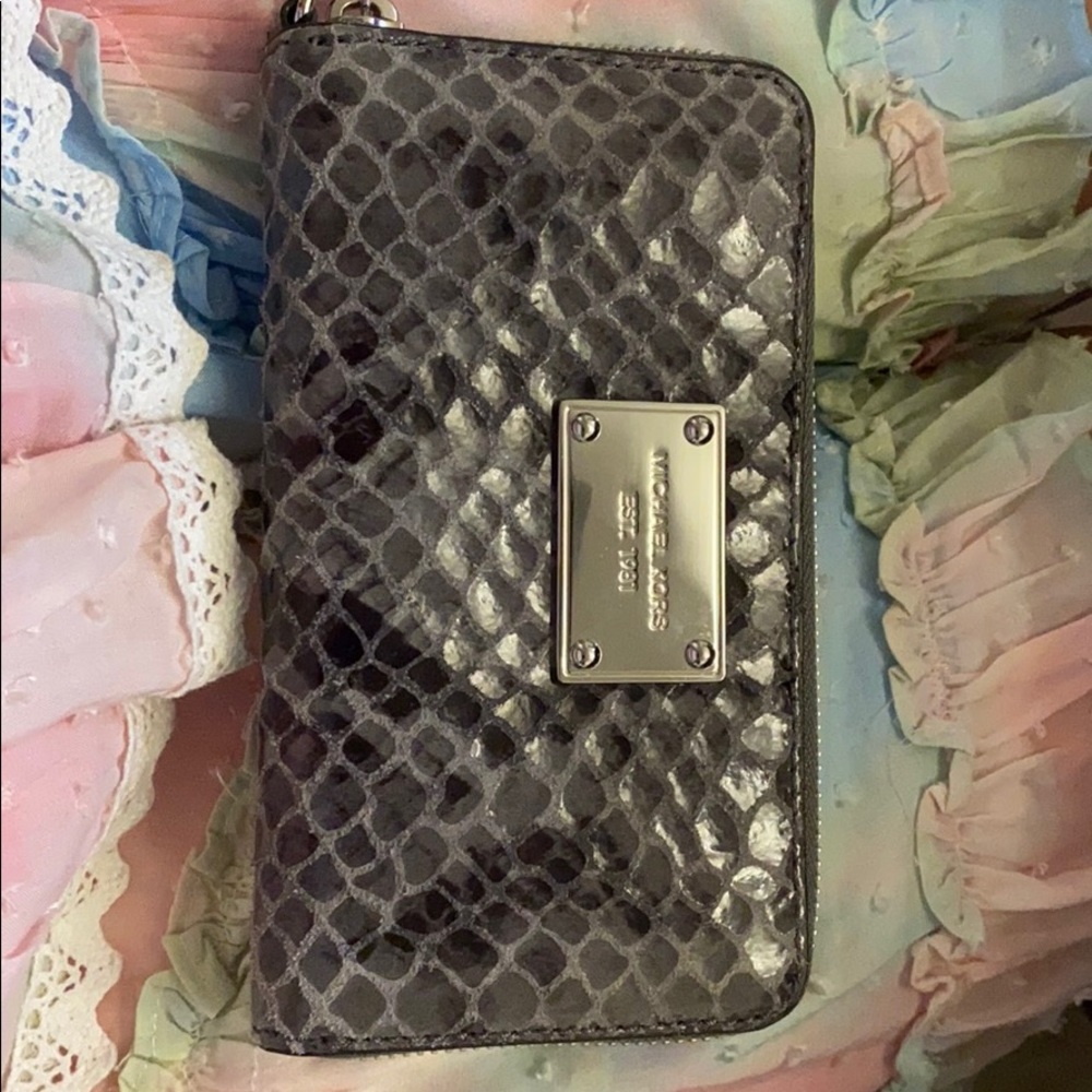 BRAND NEW MICHAEL KORS. GREY SNAKESKIN WALLET